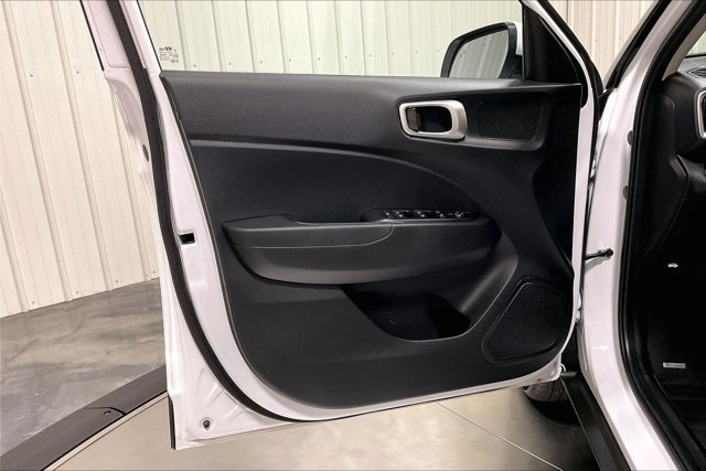 Used 2025 Hyundai Venue SEL FWD image 23