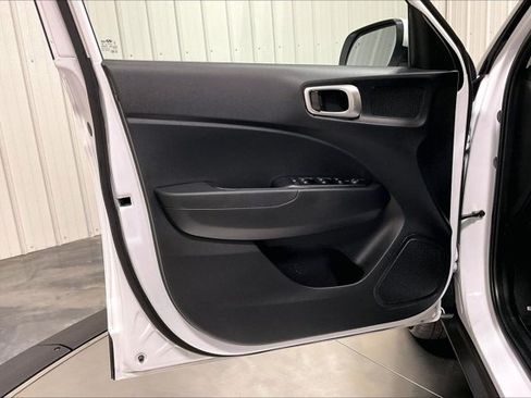 Used 2025 Hyundai Venue SEL FWD image 23