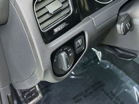 Used 2017 Volkswagen GTI SE image 10