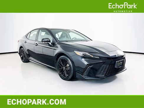 Used 2025 Toyota Camry SE image 1