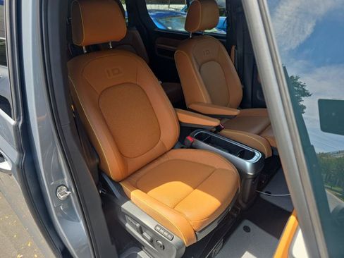 Used 2025 Volkswagen ID. Buzz Pro S Plus AWD/4WD image 8