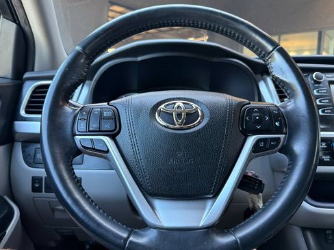 Used 2019 Toyota Highlander Plus AWD/4WD image 24