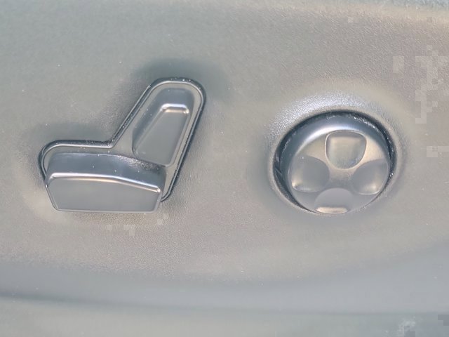 Used 2023 Chrysler Voyager LX FWD image 23