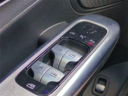 Used 2025 Mercedes-Benz GLC 300 image 23