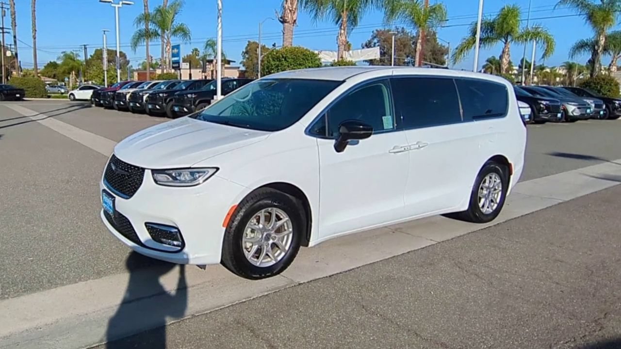 Used 2024 Chrysler Pacifica Touring-L FWD image 4