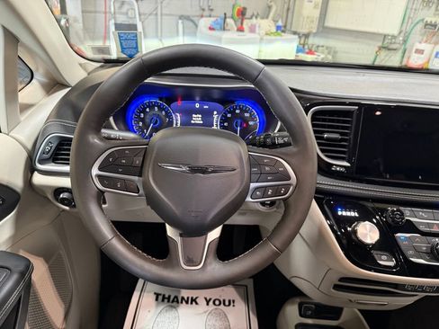 Certified 2023 Chrysler Pacifica Touring-L AWD/4WD image 6