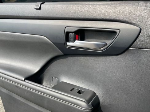 Used 2022 Toyota Highlander XLE image 9