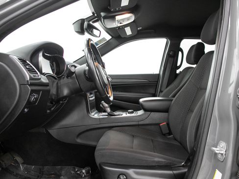 Used 2019 Jeep Grand Cherokee Laredo AWD/4WD image 23