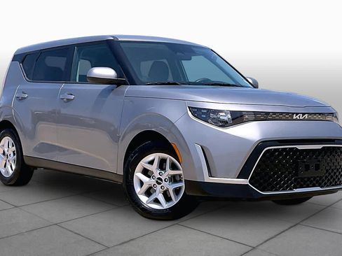Used 2024 Kia Soul LX w/ Option Group 015 FWD image 3