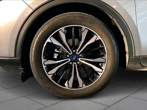 Used 2022 Ford Escape SE w/ SE Sport Appearance Package image 10