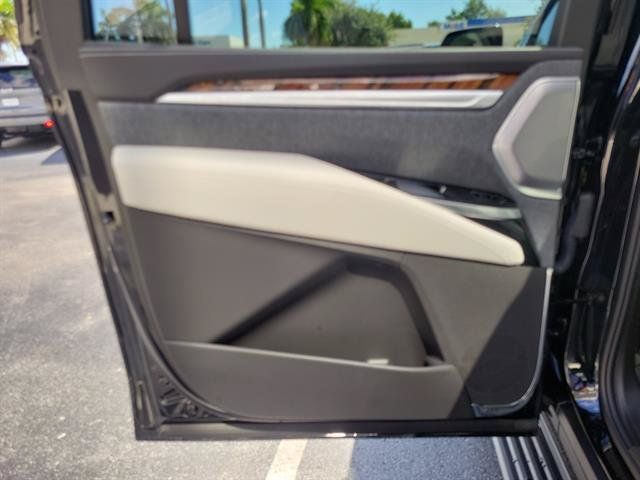 Certified 2026 Cadillac Escalade ESV Platinum Sport w/ LPO, ONYX Package AWD/4WD image 30