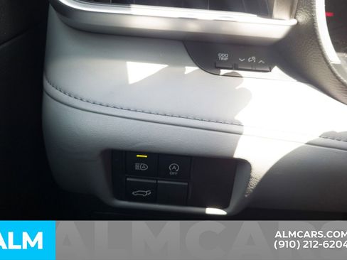 Used 2023 Toyota Highlander XLE AWD/4WD image 35