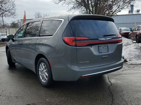 Certified 2025 Chrysler Pacifica Select image 2