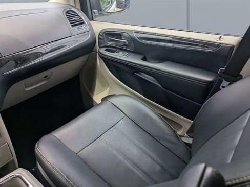 Used 2016 Chrysler Town & Country Touring FWD image 16