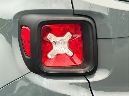 Used 2018 Jeep Renegade Latitude w/ Cold Weather Group AWD/4WD image 33