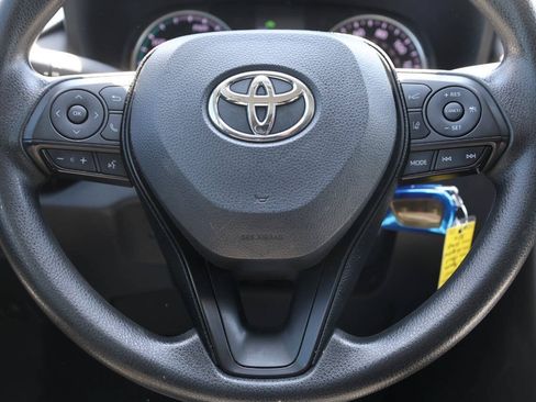 Used 2021 Toyota RAV4 LE AWD/4WD image 18
