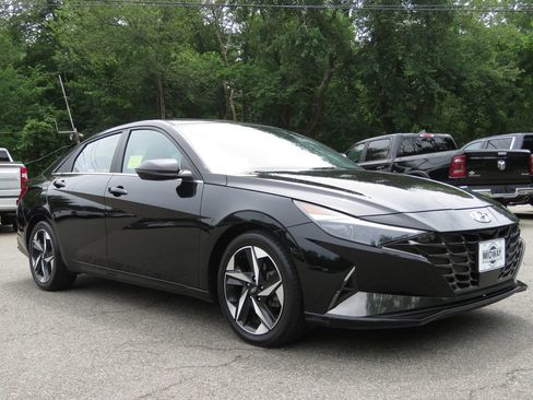 Used 2023 Hyundai Elantra Limited FWD image 3