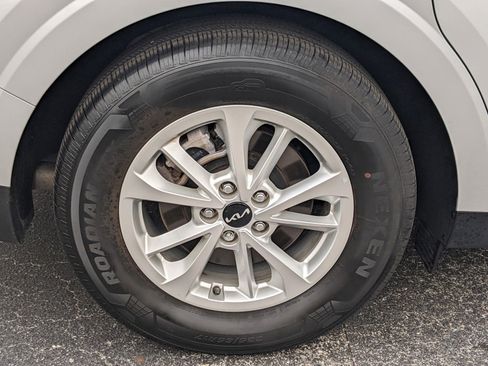 Certified 2023 Kia Carnival LX image 9