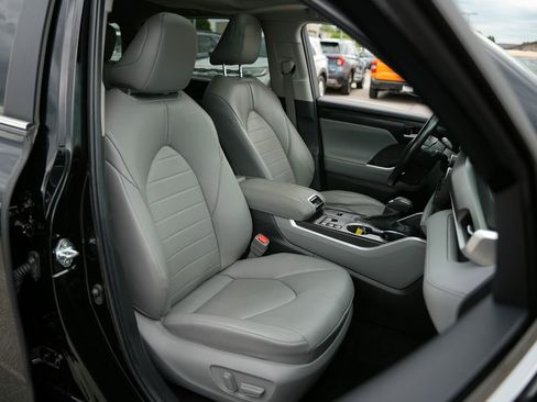Used 2024 Toyota Highlander XLE FWD image 22