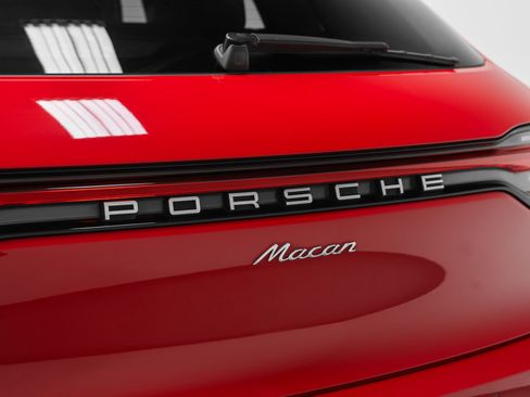 Certified 2023 Porsche Macan AWD/4WD image 19