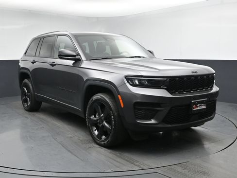 Used 2023 Jeep Grand Cherokee Altitude AWD/4WD image 2