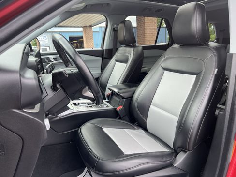 Used 2022 Ford Explorer XLT w/ Equipment Group 202A image 14