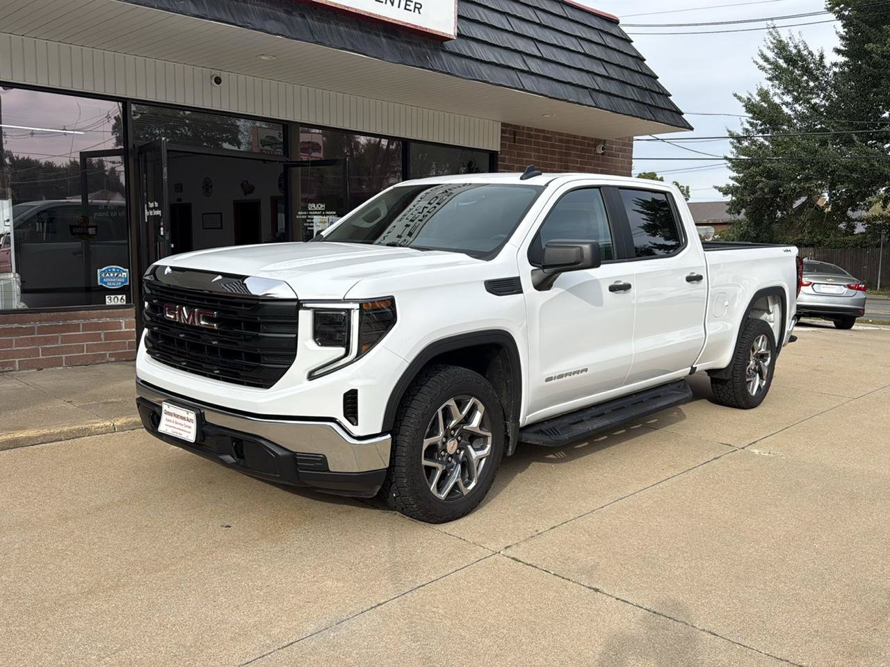 Used 2024 GMC Sierra 1500 Pro w/ Pro Value Package AWD/4WD image 2