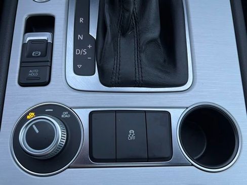 Used 2017 Volkswagen Touareg V6 image 40
