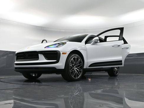 Certified 2026 Porsche Macan AWD/4WD image 39