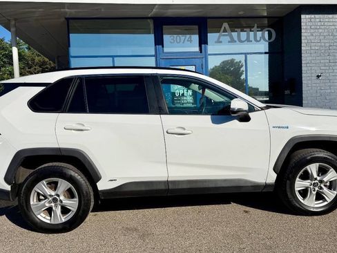 Used 2021 Toyota RAV4 LE AWD/4WD image 2