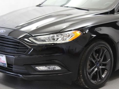 Used 2018 Ford Fusion SE w/ Equipment Group 201A FWD image 3