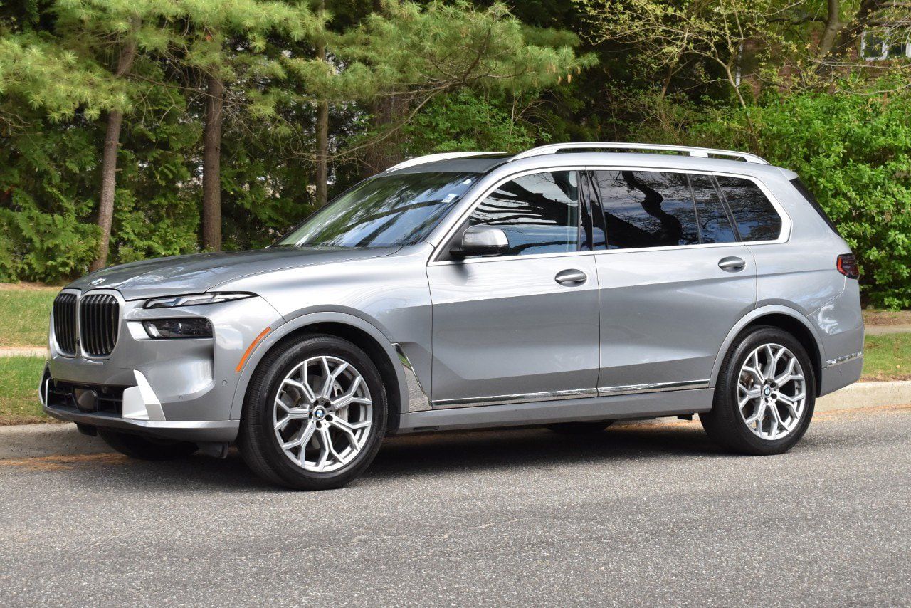 Used 2025 BMW X7 xDrive40i AWD/4WD image 2