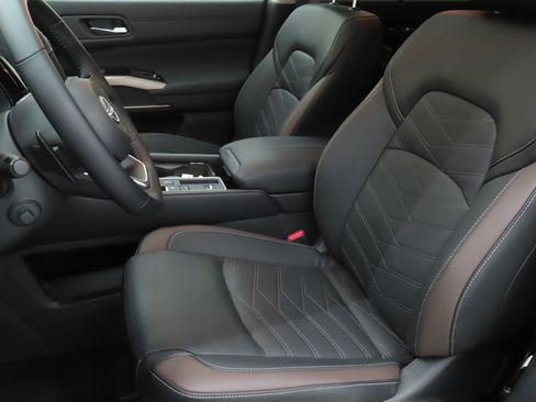 Used 2025 Nissan Pathfinder Platinum w/ Cargo Package image 10