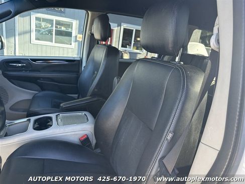 Used 2017 Dodge Grand Caravan SXT image 21