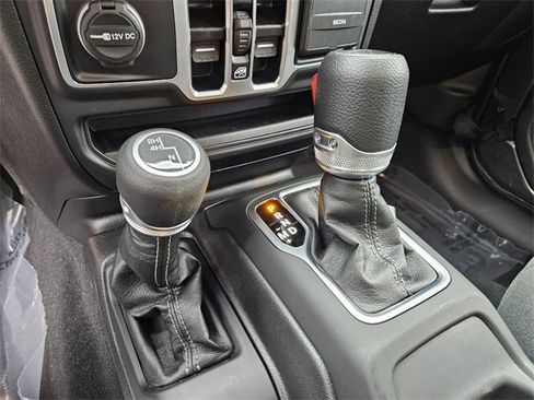 Used 2025 Jeep Gladiator Sport image 16