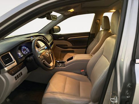 Used 2019 Toyota Highlander Limited image 9