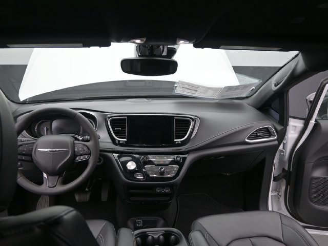 Used 2024 Chrysler Pacifica Limited FWD image 23