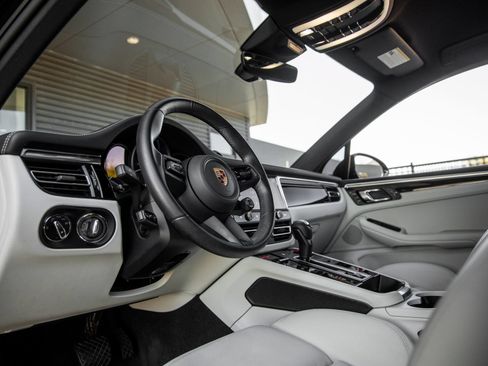 Certified 2025 Porsche Macan GTS AWD/4WD image 4