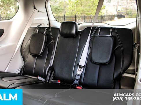 Used 2024 Chrysler Pacifica Touring-L image 18