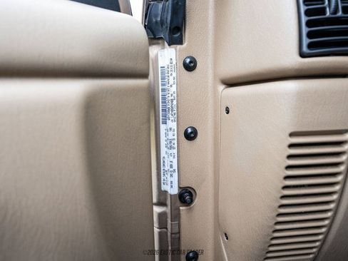 Used 1999 Jeep Wrangler Sahara AWD/4WD image 32