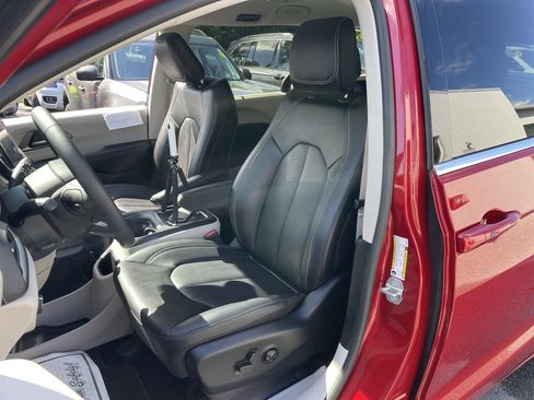 Used 2024 Chrysler Pacifica Touring-L FWD image 27