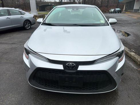 Used 2022 Toyota Corolla LE image 2