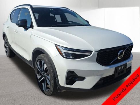 Used 2024 Volvo XC40 B5 Plus w/ Climate Package image 3