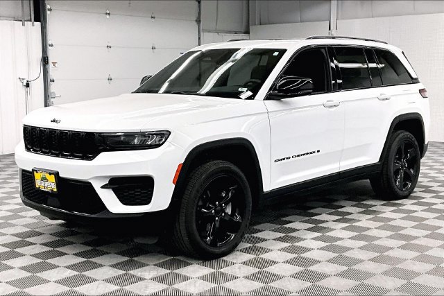 Used 2023 Jeep Grand Cherokee Altitude AWD/4WD image 12