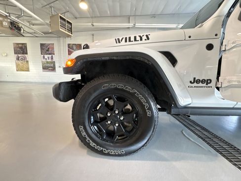 Used 2021 Jeep Gladiator Willys image 31