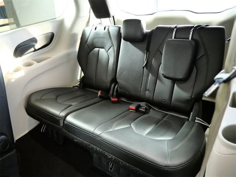 Used 2017 Chrysler Pacifica Touring-L w/ Tire & Wheel Group image 16