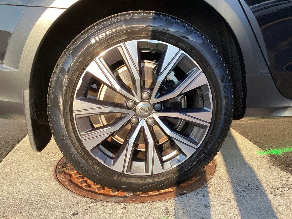 Certified 2023 Volvo V90 B6 Cross Country Plus AWD/4WD image 27