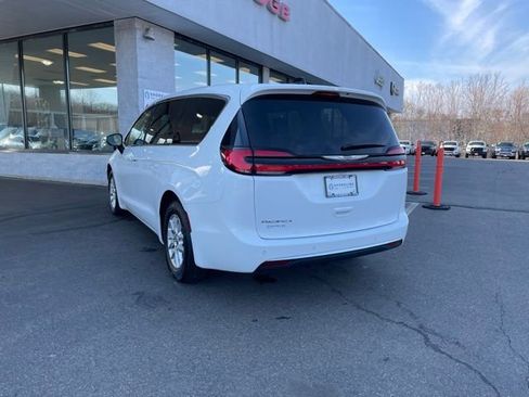 Used 2023 Chrysler Pacifica Touring-L FWD image 7