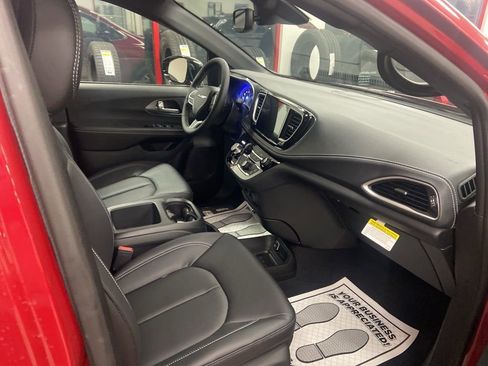 New 2026 Chrysler Pacifica Select image 18