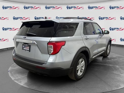 Used 2023 Ford Explorer XLT AWD/4WD image 3
